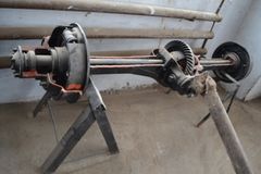 Разрез заднего моста грузового автомобиля с карданом